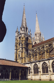 La cattedrale di Bayonne:  visitabile in orari ben precisi, chiusa nelle prime ore del pomeriggio
