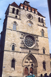 L'imponente facciata della cattedrale St-Etinne