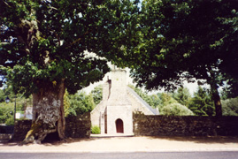 Locmaria-Berrien: la suggestiva chiesetta con due querce secolari all'ingresso