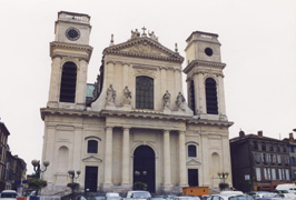 La cattedrale di Montauban, bianca, contrasta con il rosso tipico dei mattoni delle case