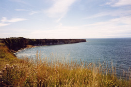 Le coste normanne nei pressi di Point du Hoc, dove rimangono rovine di bunker tedeschi