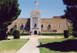 L'immenso palazzo dei reali di Majorca: la torre dell'orologio. Il castello non  osservabile dall'esterno nella sua interezza a causa delle dimensioni enormi