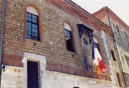 il palazzo municipale, sulla cui facciata sono osservabili le curiose 'manine'