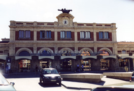 La stazione di Perpignan: sul tetto  stata collocata una statua di Salvador Dal a cui la citt  molto legata