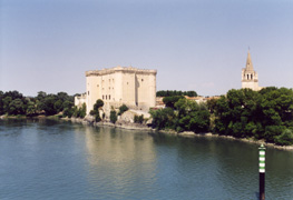 Il candido castello di Tarascona, sul Rodano: nei suoi pressi anche la chiesa di questa piccola citt