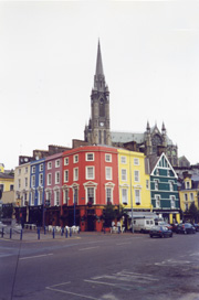 Case colorate sotto la cattedrale. Autore: Carlo Trezzi