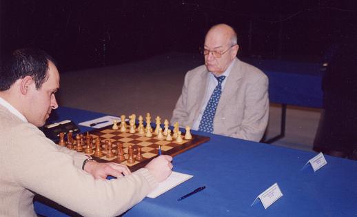 1 turno contro Victor Korcnoj al torneo di Saint Vincent 2003 (foto di Karl Pircher)